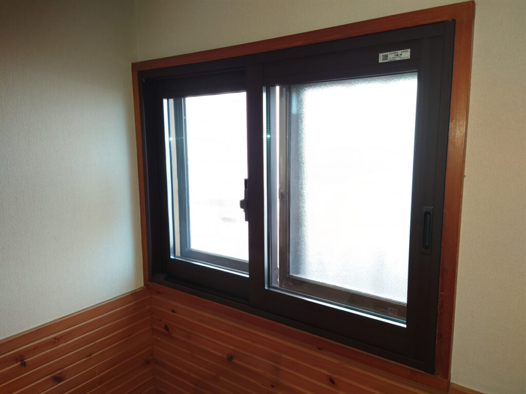 ２回開ける手間と、内窓の効果を気にされており、とりあえずトイレの小さい窓に設置させていだだきました。
お客様にご確認いただいた際に「あれ！暑くない！と嬉しいお言葉をいただきました。