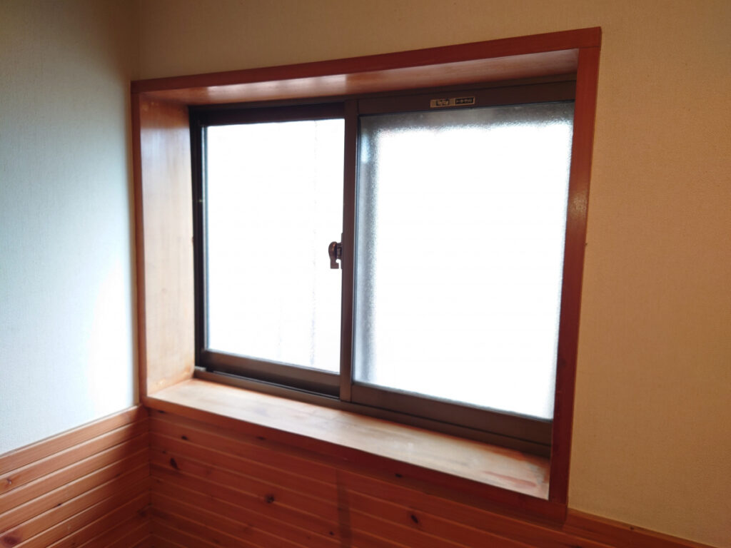 現状の窓ガラスは、厚み２mmの物を使用していて、トイレ内の温度は外の温度とほとんど変わらない状況です。
現状のままだと夏は熱中症の危険、冬はヒートショックの危険があります。