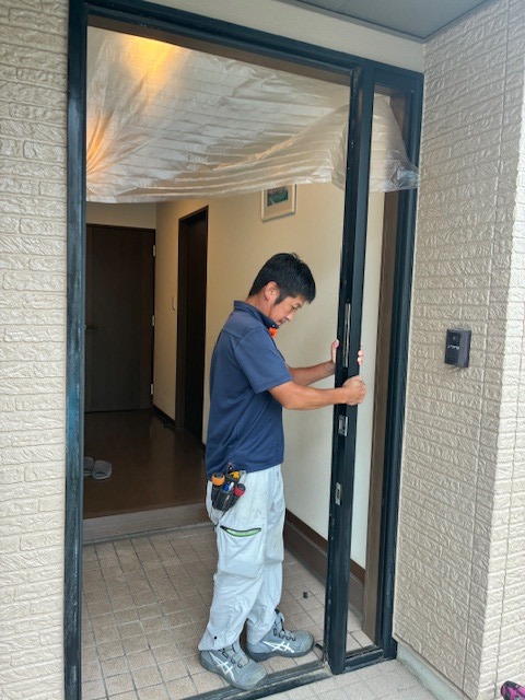 施工中玄関ドアです。
既存のアルミ製のドアを外し、高断熱玄関ドアに取り換えていきます。