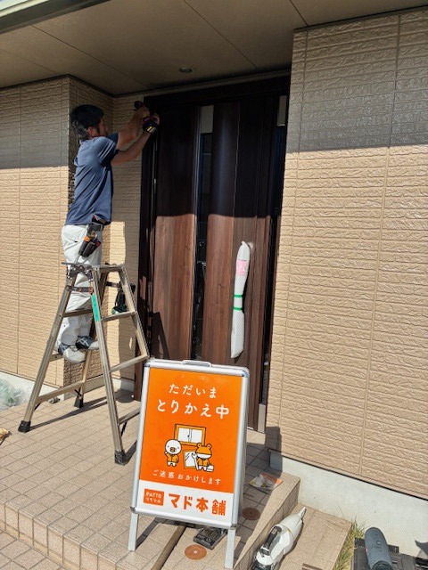 作業中は看板を立てさせて頂いております。
一日で工期が終わりますので、スムーズに交換できるのもリシェントの強みです。