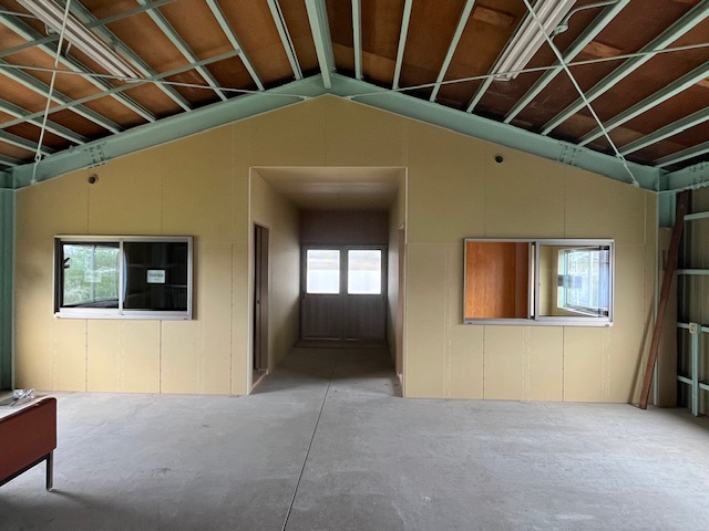 現場は今こんな感じ！　社屋の中に新しいお部屋を作っています！