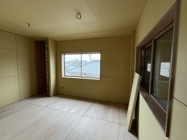 社屋の中に新しいお部屋を作っています！　～エコパネルでお部屋の床・壁をしっかり断熱～